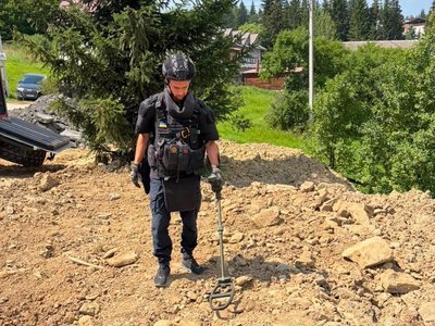 У двох районах Прикарпаття піротехніки знешкодили 18 вибухонебезпечних предметів