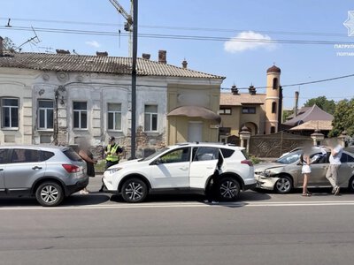 У Полтаві через недотримання дистанції зіткнулися три автомобілі