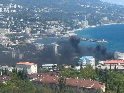 Морський бій у Ялті: порт у Криму опинився під атакою безекіпажних катерів, палає набережна
