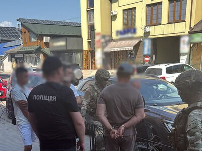 На Буковині затримали чоловіка, який вимагав 50 тисяч доларів неіснуючого боргу та побив потерпілого