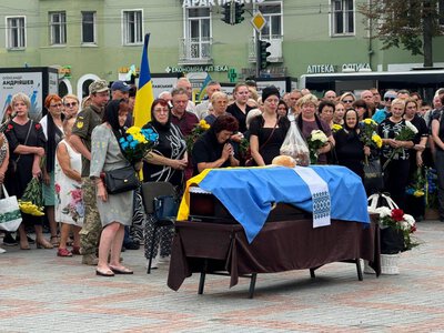 Один повернувся на щиті із Сумщини, іншого тривалий час вважали зниклим безвісти: Рівне попрощалося з двома Воїнами (ВІДЕО)