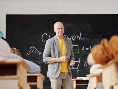 Зарплати вчителів зростуть на 20%, а стипендії – вдвічі: що зміниться з 1 вересня