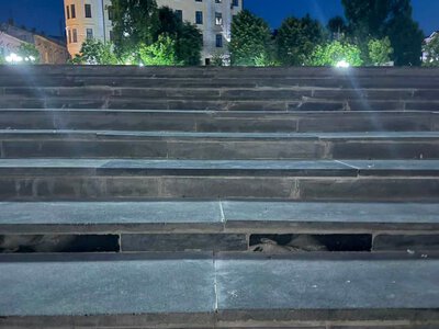 Сходи на площі Філармонії відремонтували надгробками