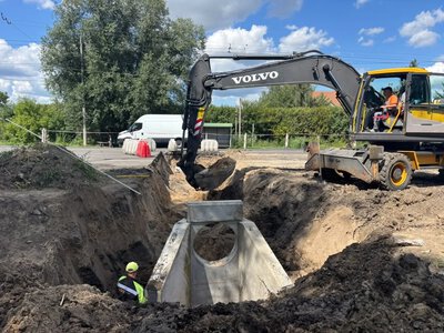 На автошляху біля Луцька замінюють водопропускну трубу під проїзною частиною