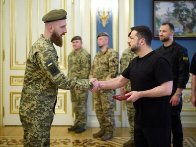 Напередодні професійного свята Зеленський нагородив військових Військ зв’язку та кібербезпеки з професійним