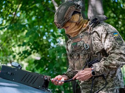 Як змінився зв’язок за роки повномасштабної війни, яку роль відіграють сучасні технології та що відбувається, коли зникає сигнал — розповідає начальник апаратної 91 окремої Охтирської бригади підтримки