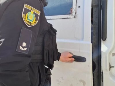 На Херсонщині поліціянти евакуювали до лікарні чоловіка, який травмувався, рятуючись від дрона. ВІДЕО 