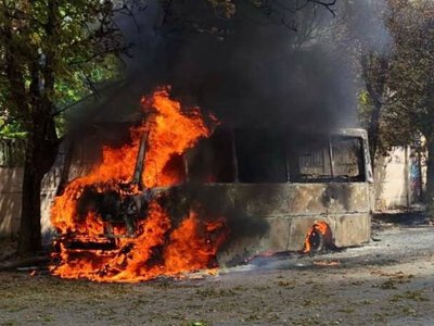 Росіяни атакували Нікополь: згорів автобус, загинув водій