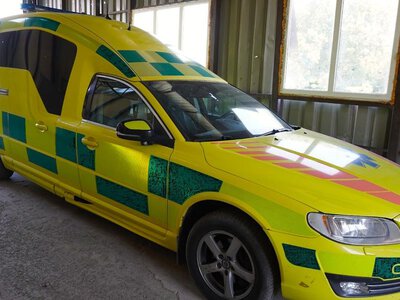 В Изюм волонтер привез автомобиль скорой помощи