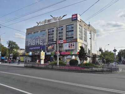У Рівному біля ЦУМу знесли цигарковий кіоск