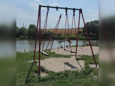 На пляжі в місті на Рівненщині знову зламали гойдалку