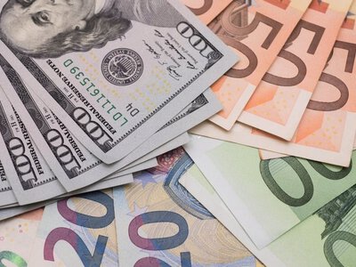 Купувати долари «про запас» чи почекати: що буде з курсом у серпні