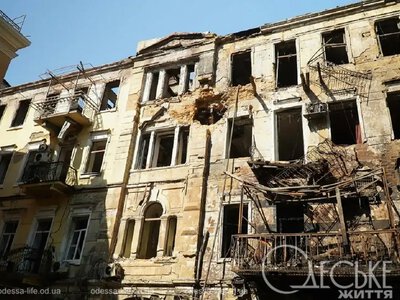 Зруйновані будинки та згорілі авто: наслідки нічної атаки на центр Одеси (фоторепортаж)