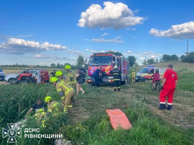 Поблизу Бочаниці перекинувся трактор: водія затисло у воді