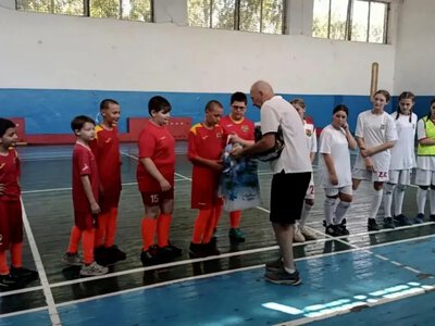 Футбол і солодкі подарунки на тлі гуманітарної кризи: чим хизуються окупанти в Каховці