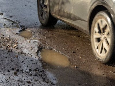 Захист прав автовласників: як стягнути компенсацію за пошкодження машини через яму на дорозі