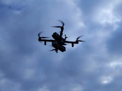 На Новгород-Сіверщині ворожий FPV-дрон влучив біля магазину: поранено 3 людей