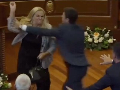 У Косові прем'єра закидали яйцями просто під час засідання парламенту