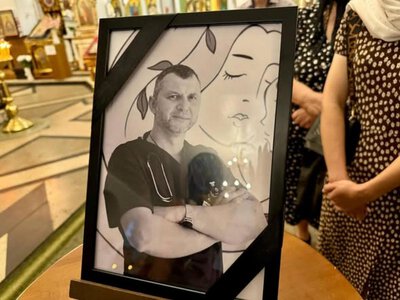 У Рівному сьогодні попрощалися із військовослужбовцем та лікарем-анестезіологом Дмитром Сисонюком