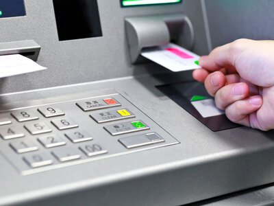 Банкомат «з’їв» картку: що треба зробити одразу, щоб не втратити гроші