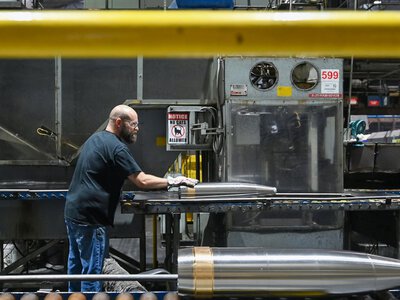 Пентагон вимагає від оборонних компаній США прискорити виробництво зброї — WP