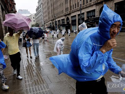 Тайфун Долфін вдарив по Китаю: понад мільйон людей евакуювали, скасовано близько 1500 рейсів. Відео