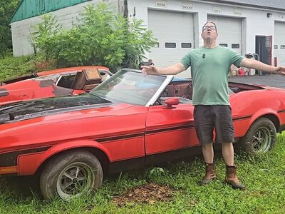 Один із 32: 55-річний Ford Mustang за $200 000 роками іржавіє просто неба (ВІДЕО)