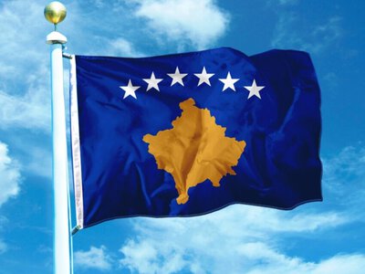 У столиці Косово зняли український прапор після слів Зеленського у Сербії