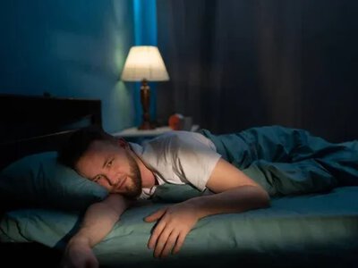 Чому сон легко приходить на дивані, але зникає в ліжку: пояснення сомнологів
