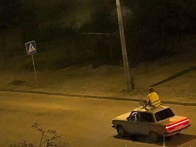 Молоді люди влаштували екстрім-забави у Запоріжжі: катаються на даху авто (відео)