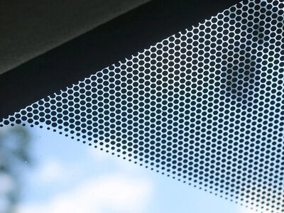 Навіщо на лобовому склі авто чорні цятки