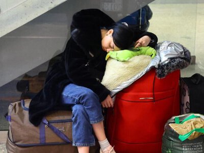 Українки можуть повернутися додому: що загрожує жінкам за кордоном?