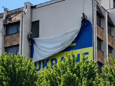 У Приштині з будівлі зняли український прапор після заяви Зеленського про Косово
