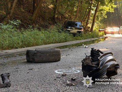 Всі опинилися в кюветі: у Будищі зіткнулися два автомобілі та мотоцикл