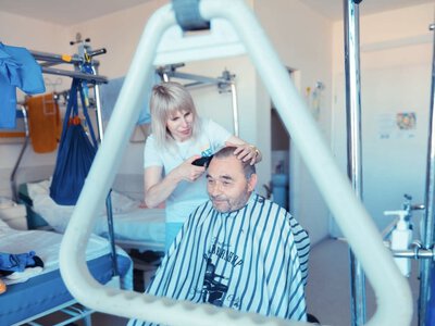 Ножиці, гостинці й трохи тепла: історія перукарки з Калуша, яка три роки допомагає пораненим військовим