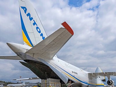 Чомусь не здетонував. FPV-дрон, який знайшли біля українського Ан-124 в Лейпцигу, таки врізався в його крило — Die Zeit