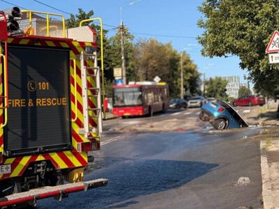 На Білицькій у Києві прорвало водопровід: змінили маршрут автобуса №32