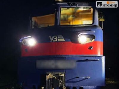 На залізничній станції у Житомирському районі вантажний потяг смертельно травмував чоловіка