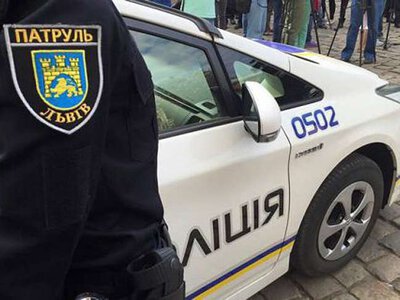 Полицейские Львова обнаружили сумку с оружием на остановке