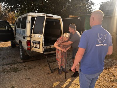 93-річну жительку Пигарівки разом із донькою евакуювали з прикордоння Шосткинської громади + Фото