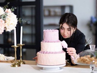 «У 14 років могла приготувати 450 десертів за два дні». Історія юної кондитерки, яка запустила власну справу