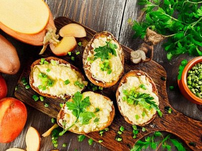 Звичайне пюре заграє новими фарбами: рецепт картопляних «човників» із куркою та сиром