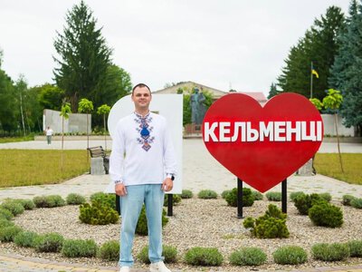 У Кельменцях зустріли захисника, який провів чотири роки в російському полоні