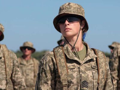 В Україні запропонували мобілізацію жінок без дітей: що передбачає петиція