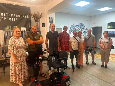 Пораненим захисникам Моршинської громади передали електроскутери для мобільності