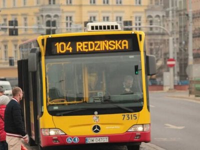 У Варшаві водій міського автобуса прийшов на роботу у спідниці, бо не можна було в шортах