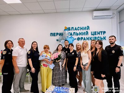 «Не вистачає ще однієї людини»: у Франківську поліцейські зустріли дружину загиблого побратима з пологового