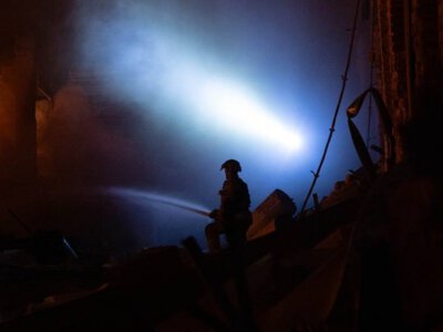 Розтрощене скло, пожежі і земляні вирви: Київ пережив балістичну атаку, - ФОТО