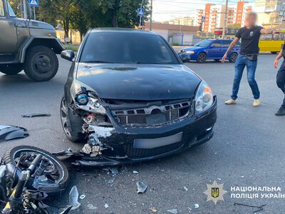 У Черкасах водій мотоцикла потрапив до лікарні після зіткнення з легковиком