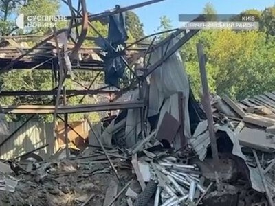 На подвір’ї дитячої лікарні у Києві утворилися дві вирви після нічної російської атаки (відео)